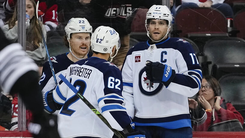 Jubel trotz Niederlage: Nino Niederreiter (mitte) gewinnt mit seinen Winnipeg Jets vorzeitig die Qualifikation der NHL