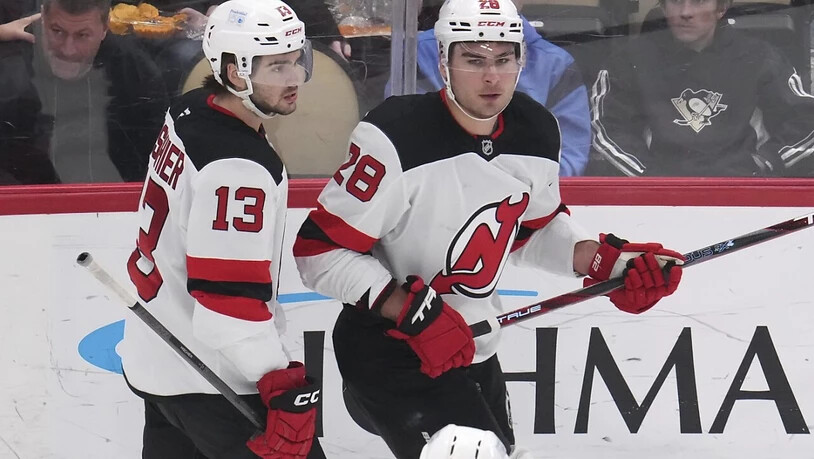 Nico Hischier (links) und Timo Meier von den New Jersey Devils blicken den Playoffs entgegen