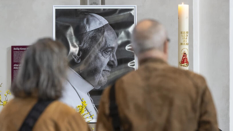 Die Klosterkirche Einsiedeln: Hier brennt eine persönlich vom Papst gesegnete Wallfahrtskerze neben einem Kondolenzbuch und einem Bild des verstorbenen Papstes Franziskus.