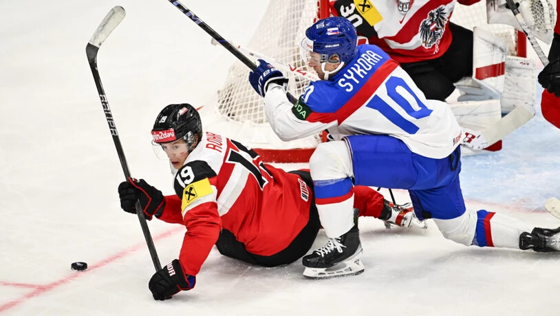 ZSC-Spieler Vinzenz Rohrer (links am Boden) spielt eine starke WM für Österreich