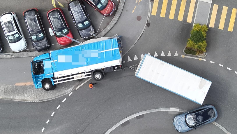 Beim Autobahnanschluss: In Schmerikon kippte am Freitagabend ein Kreisel inmitten des Kreisverkehrs um.