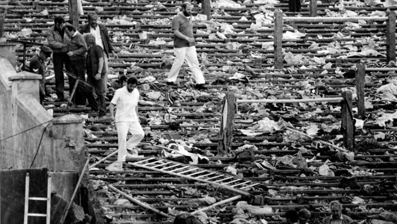 Sanitäter suchen in den Tribünen nach verletzten Zuschauern