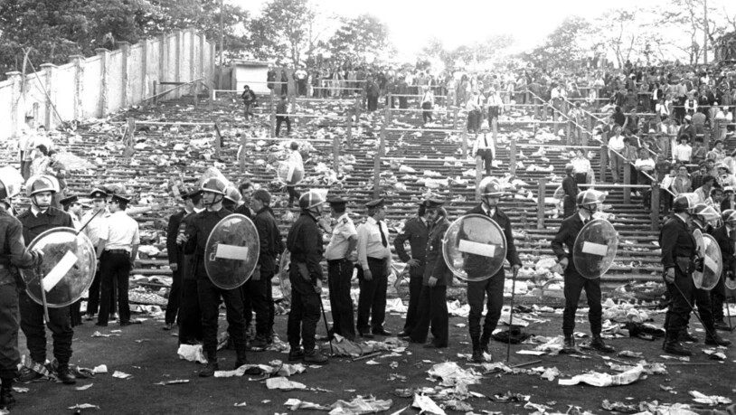 Der betroffene Fanblock ist nach dem Unglück verlassen, der Match soll wenige Minuten später trotzdem beginnen