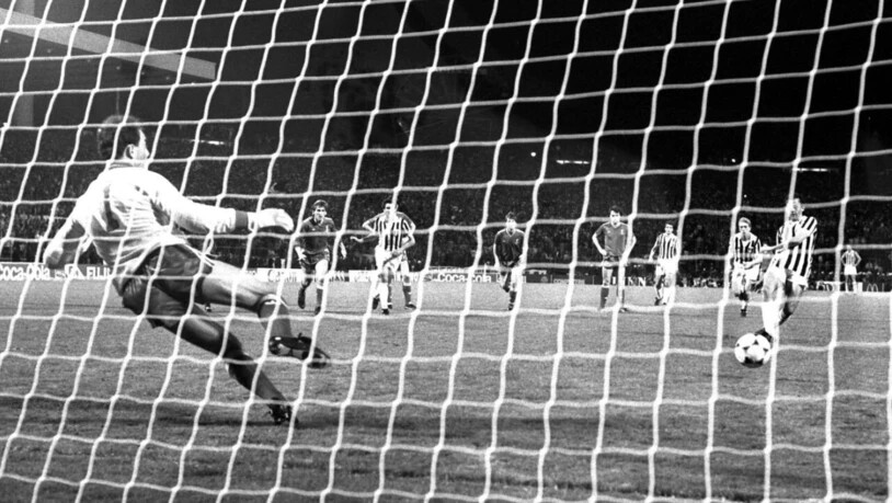 Das Spiel wird trotzdem angepfiffen. Michel Platini trifft nach einer knappen Stunde per Foulpenalty zum 1:0-Sieg für Juventus