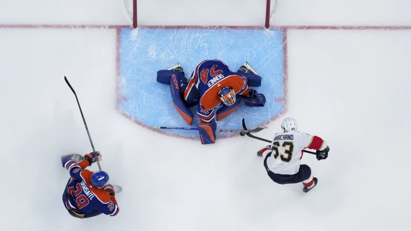Die späte Entscheidung in Edmonton: Brad Marchand (Nummer 63) bezwingt Edmontons Goalie Stuart Skinner in der zweiten Verlängerung zum Siegtor