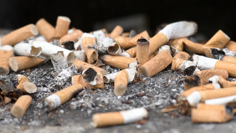 Frankreich verschärft sein Rauchverbot: Am Strand, an der Bushaltestelle oder im Park ist Rauchen jetzt tabu. Wer trotzdem zur Kippe greift, riskiert ein Bussgeld. (Archivbild)