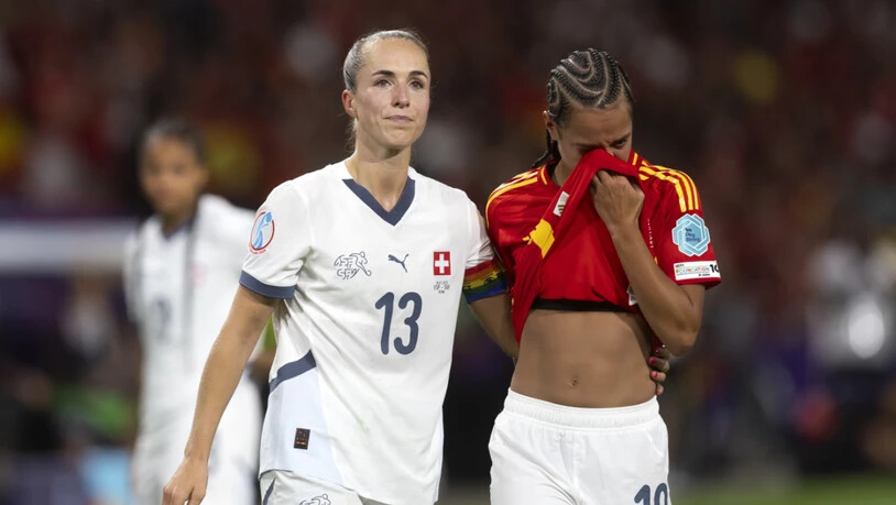 Stolz und Enttäuschung in einem Bild: Captain Lia Wälti (links) und Iman Beney nach der Viertelfinal-Niederlage gegen Spanien