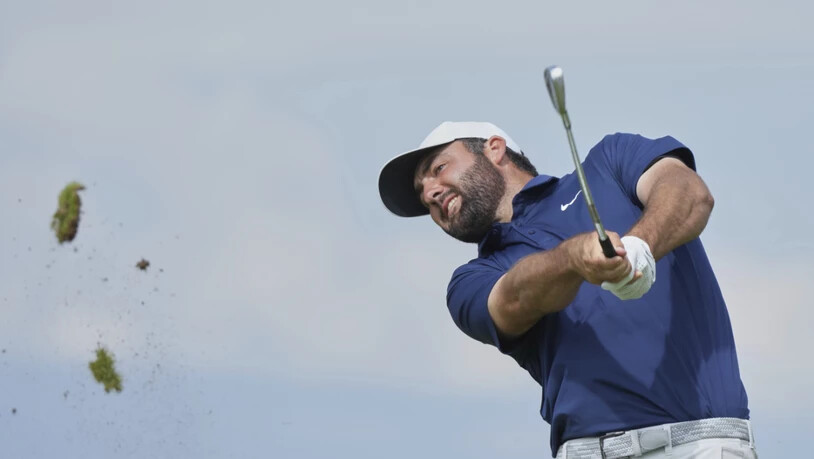 Scottie Scheffler lässt die (Gras)Fetzen fliegen