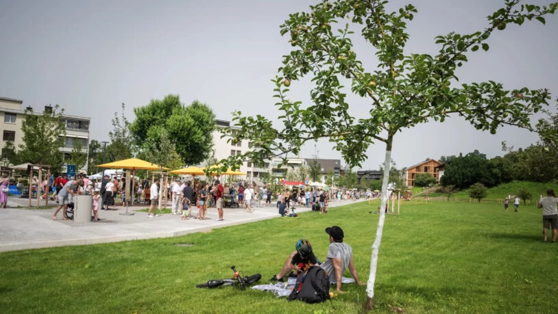 Tagsüber tummeln sich viele Familien und Spaziergängerinnen und Spaziergänger im Grünfelspark wie hier bei der Einweihung vergangenes Jahr.