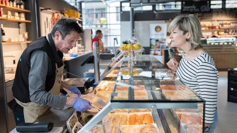 Ein Bild aus besseren Tagen: In der Glarner Markthalle bedient ein Angestellter von Zahner Fischhandel eine Kundin.