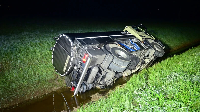 Kurz nach Mitternacht: In der Nähe vom Autobahnkreuz fällt ein Lastwagen in einen Kanal.