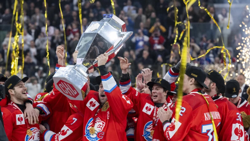 ZSC-Captain Patrick Geering stemmt die Siegertrophäe der Champions Hockey League 2024/25