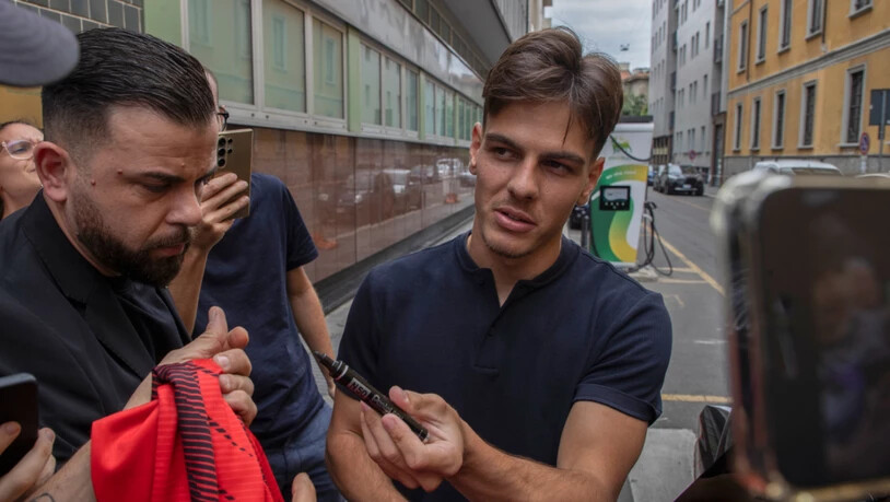 Ardon Jashari gibt Anfang August Unterschriften, als er bei der AC Milan zu medizinischen Tests antritt