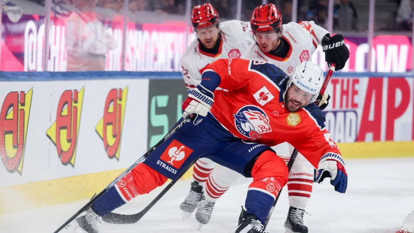 ZSC-Stürmer Willy Riedi im Zweikampf mit Ziga Jeglic