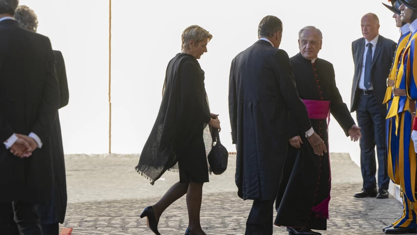 Die Schweizer Bundespräsidentin Karin Keller-Sutter hat am Freitag im Vatikan Papst Leo XIV. getroffen. Auch der Zollkonflikt mit den USA war beim Gespräch ein Thema.