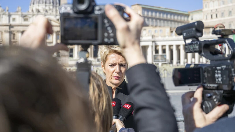 "Der neue Papst wird gehört, wenn er etwas sagt", zeigte sich die Schweizer Bundespräsidentin Karin Keller-Sutter am Rande des Petersplatzes nach einem Gespräch mit Leo XIV. überzeugt.