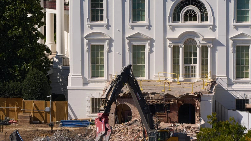 dpatopbilder - Ein Bagger während der Abrissarbeiten an einem Teil des Ostflügels des Weißen Hauses, bevor ein neuer Ballsaal gebaut wird. Foto: Jacquelyn Martin/AP/dpa