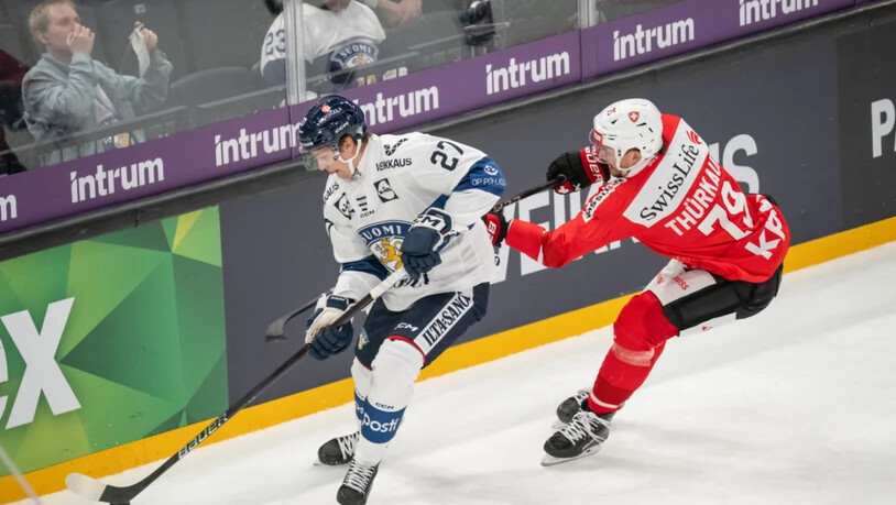 Calvin Thürkauf (rechts) im Zweikampf mit Finnlands Santtu Kinnunen von den SCL Tigers