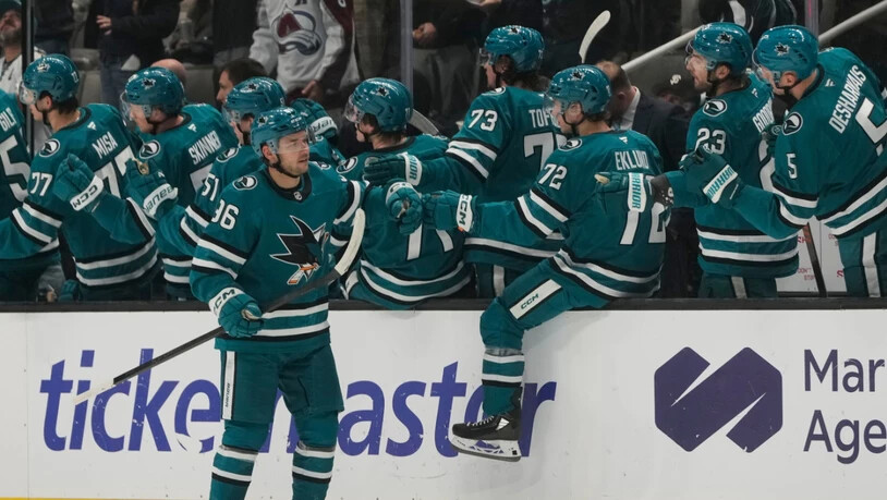 Philipp Kurashev lässt sich von seinen Sharks-Teamkollegen feiern