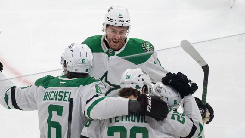 Lian Bichsel (links) feiert mit den Dallas Stars in Edmonton einen Kantersieg