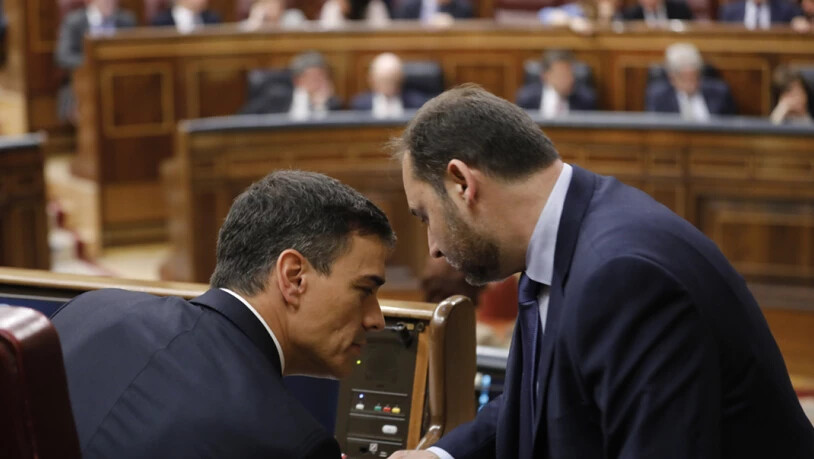 ARCHIV - José Luis Ábalos (r) spricht mit Pedro Sánchez. Foto: Marta Fernández Jara/Europa Press/dpa/Archivbild