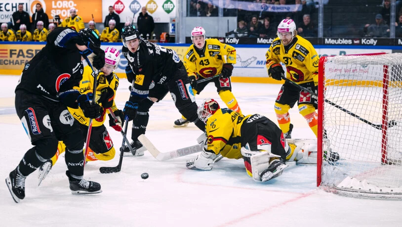 Das Siegtor in Freiburg: Attilio Biasca (ganz links) schiesst zum 2:1 für Gottéron ein