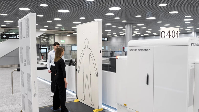 Zu den neuen Sicherheitskontrollen am Flughafen Zürich gehören auch Security Scanner. Diese kommen zum Einsatz, wenn die Metalldetektoren Alarm schlagen.