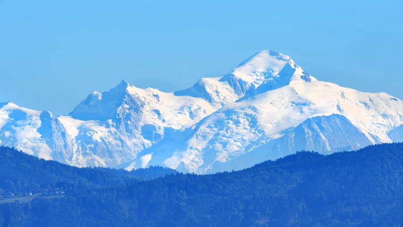 ARCHIV - Der schneebedeckte Mont Blanc in den Alpen (Archivbild). Foto: Soeren Stache/dpa