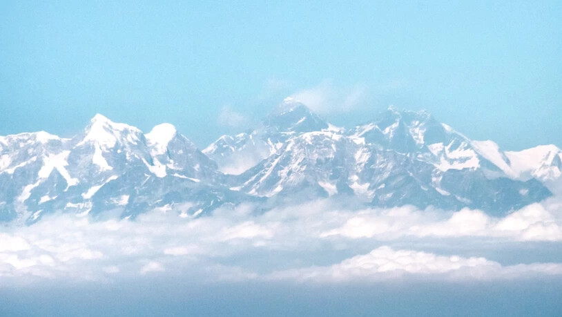 ARCHIV - Blick aus dem Flugzeug auf das Himalaya-Gebirge mit dem Mount Everest. Foto: Sina Schuldt/dpa