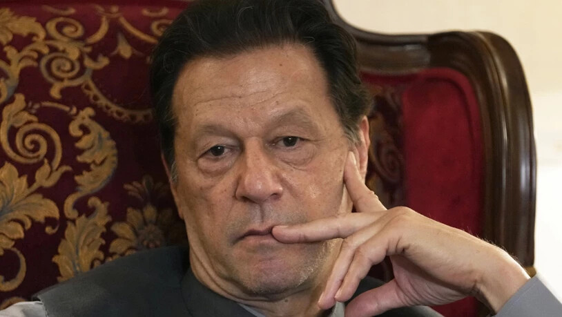 ARCHIV - Imran Khan, ehemaliger Premierminister von Pakistan, bei einem Treffen mit Journalisten in seiner Residenz über die aktuelle politische Situation und die laufenden Verfahren gegen ihn. Foto: K.M. Chaudary/AP/dpa (Archivbild)