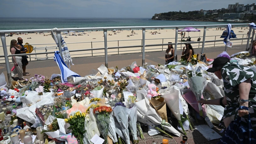 Blumen an der Strandpromenade von Bondi Beach. Foto: Dean Lewins/AAP/dpa