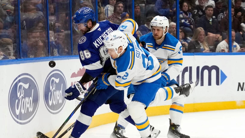 Pius Suter (Mitte) bestritt in der Nacht auf Dienstag seine 400. Partie in Regular Seasons der NHL