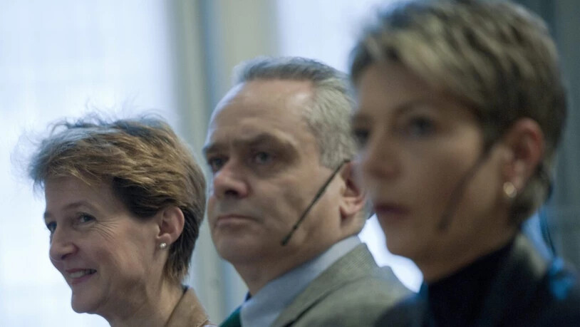 Jacques Baud (Mitte) bei einer Veranstaltung des Verbands Schweizerischer Polizei-Beamter im Jahr 2011 mit der ehemaligen Bundesrätin Simonetta Sommaruga (links) und der damaligen St. Galler Regierungsrätin Karin Keller-Sutter. (Archivbild)