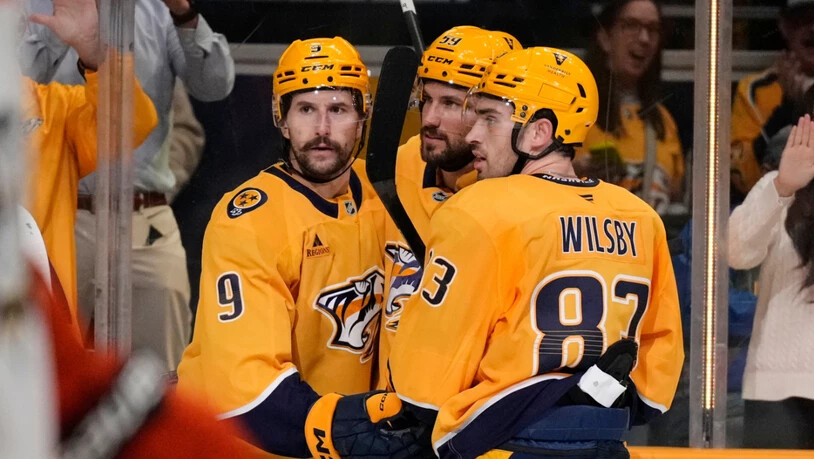 Roman Josi (Mitte) befindet sich mit den Nashville Predators im Hoch