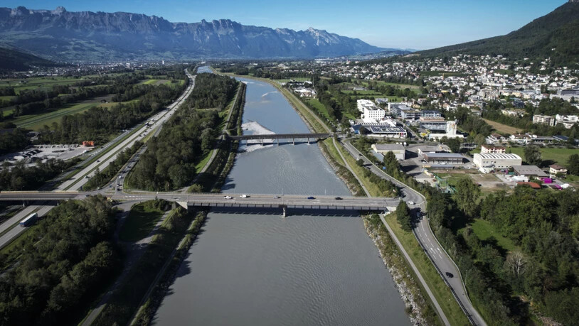 Nach dem Fund eines toten Mannes am Rheinufer in Sevelen SG am Mittwochmorgen sind in einer Wohnung in Vaduz (FL) drei weitere Tote gefunden worden. Im Bild: Die Rheinbrücken zwischen Vaduz und Sevelen. (Archivbild)