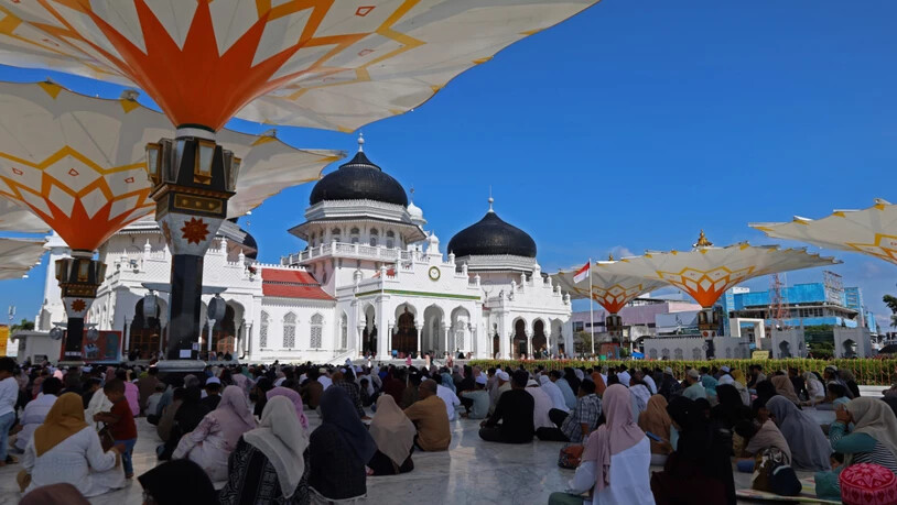 Einwohner von Banda Aceh lauschen einem Vortrag in der Großen Moschee von Baiturrahman, Banda Aceh City, Provinz Aceh, Indonesien. Tausende von Menschen versammelten sich in der Großen Baiturrahman-Moschee, um der Tsunami-Katastrophe von 2004 in Aceh zu…