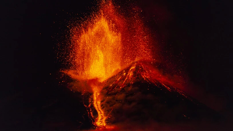ARCHIV - Lava bricht am späten Freitagabend aus dem Südostkrater des Ätna aus, von Nicolosi bei Catania aus gesehen (Archivbild). Foto: Salvatore Allegra/AP/dpa