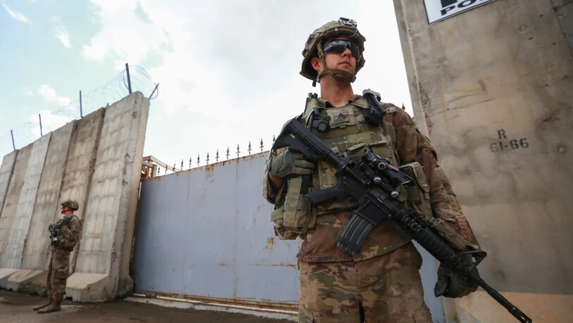 ARCHIV - Bewaffnete US-Soldaten bewachen eine Militärbasis im Irak. Foto: Ameer Al Mohammedaw/dpa/Symbolbild