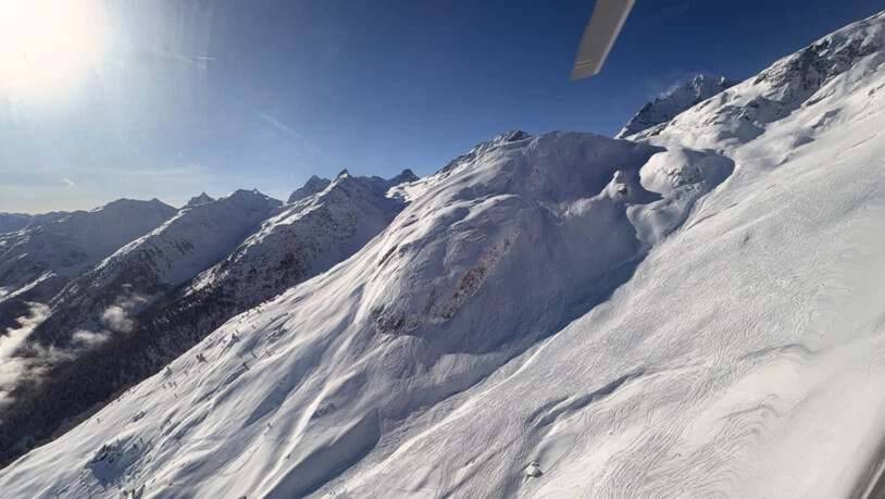 Ein Snowboarder ist am Sonntag im Lötschental von einer Lawine mitgerissen worden. Er konnte verletzt geborgen werden.