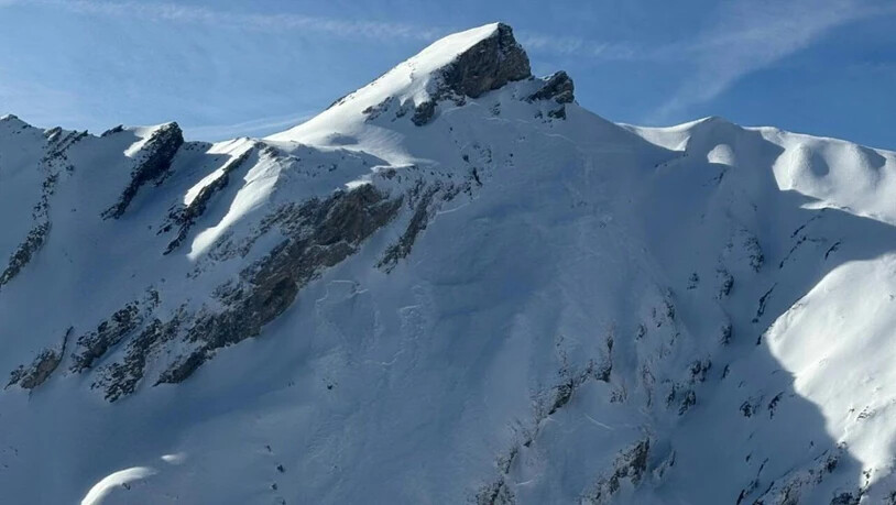 Bei einem Lawinenniedergang im Gebiet Chamoson im Wallis sind zwei Skitourengänger ums Leben gekommen, eine weitere wurde verletzt.
