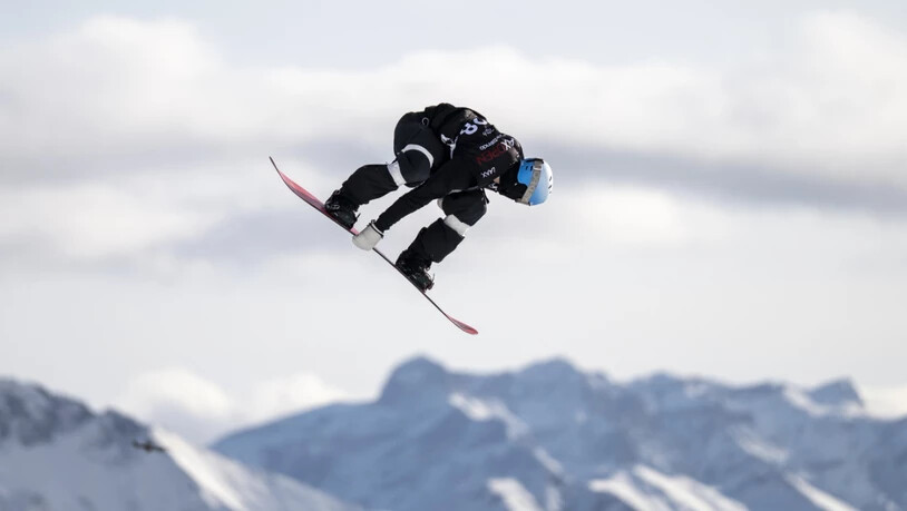Jonas Hasler schwebt über den Bündner Berggipfeln