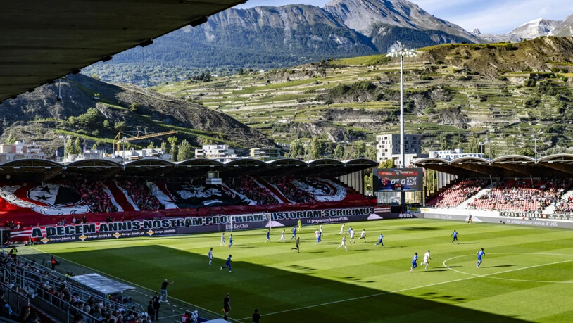 Das Stade de Tourbillon in Sitten: ein Fussballfan stürzte von der Tribüne uns starb. (Archivbild)