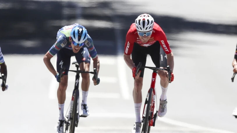 Der Schweizer Strassenmeister Mauro Schmid (rechts) sprintet in der 2. Etappe der Tour Down Under aufs Podest
