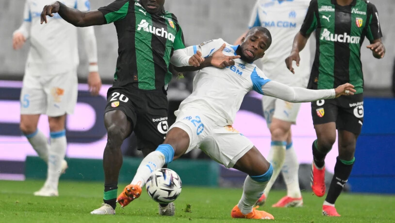 Marseilles Hamed Traoré behauptet sich gegen Malang Sarr am Ball