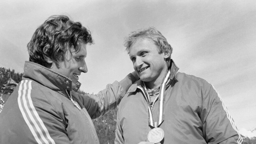 Die Medaille, die dem Bruder verwehrt blieb: Peter Schärer, der als Anschieber kurzfristig ersetzt wurde, bewundert die Olympia-Silbermedaille von Erich Schärer im Viererbob