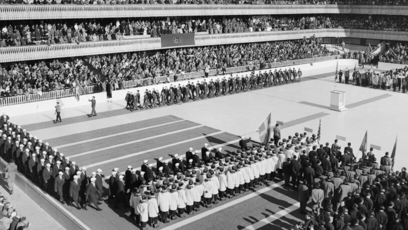 Unter freiem Himmel: Die Eröffnungsfeier fand 1956 im Open-Air-Eisstadion statt