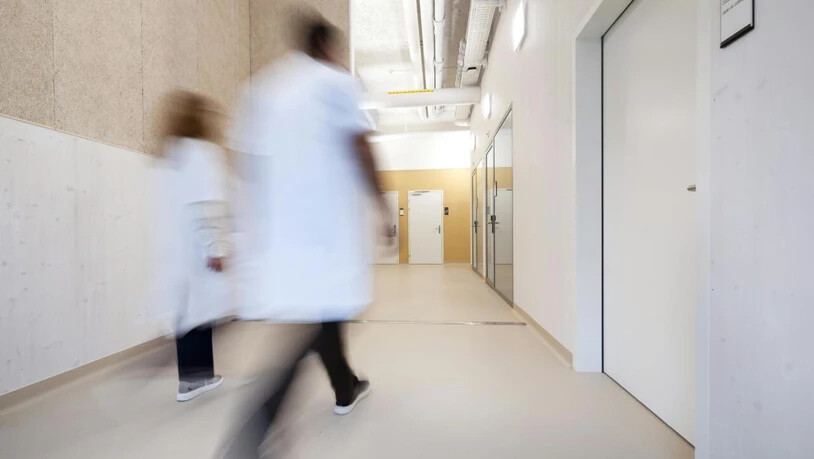 Am Bezirksgericht Brugg AG müssen sich eine Ärztin und ein Arzt verantworten. Es geht um deren Verantwortlichkeit für den Tod eines Patienten in der Psychiatrischen Klinik Königsfelden. (Symbolbild)