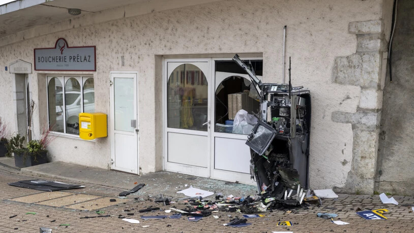 Der Bankomat in Genolier VD wurde kurz vor 04.00 Uhr morgens gesprengt.