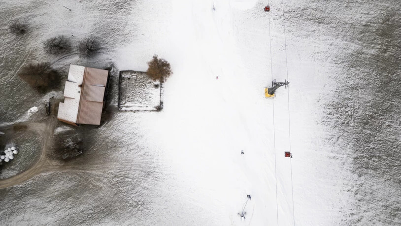 Ein Snowboarder ist am Samstagvormittag im Berner Oberland tödlich verunfallt. (Symbolbild)
