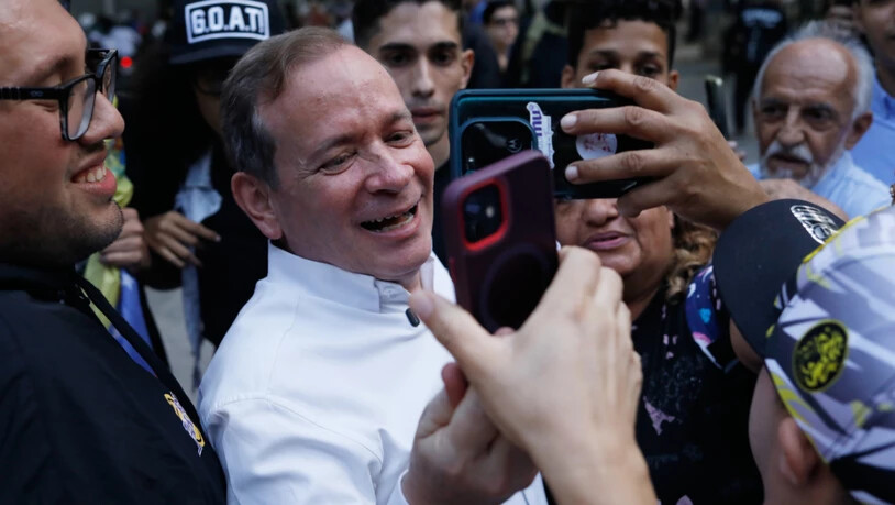 dpatopbilder - Oppositionsführer Juan Pablo Guanipa nimmt nach seiner Entlassung aus dem Gefängnis eine Videobotschaft an seine Anhänger auf. Foto: Cristian Hernandez/AP/dpa